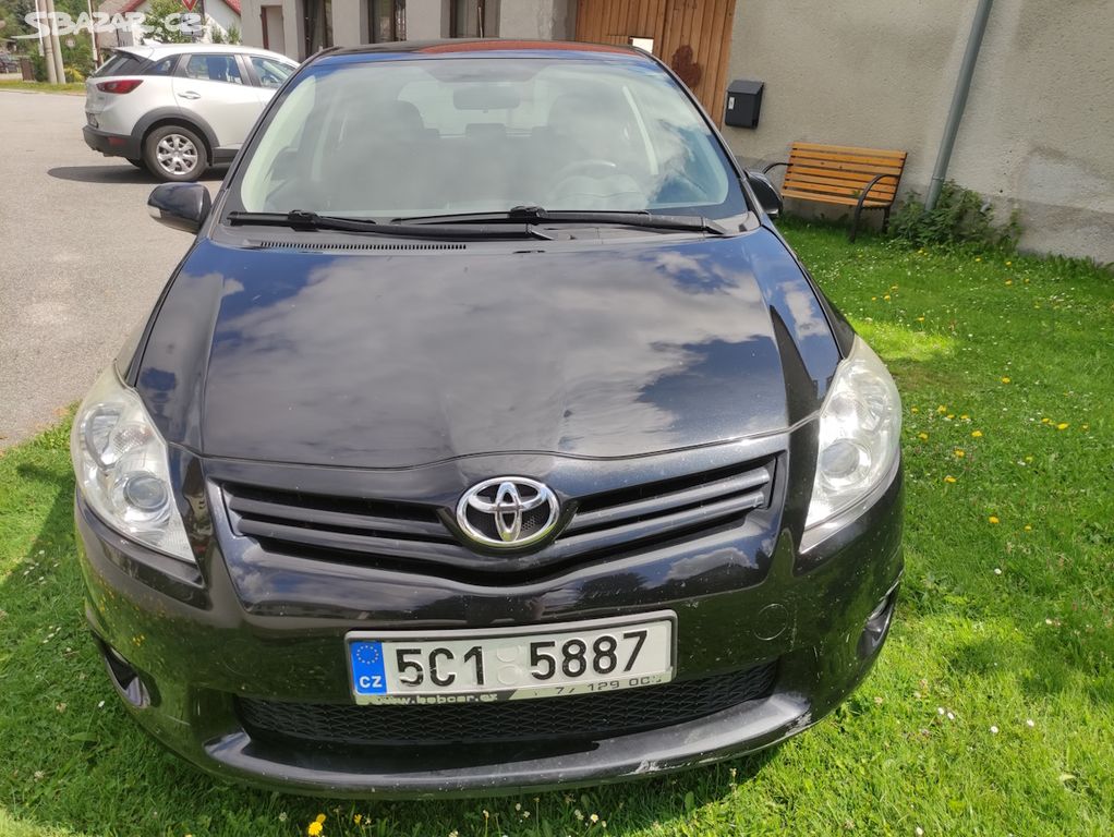 Prodám Tta Auris 1.6 VVTi r. v. 2011 cca 140000 km