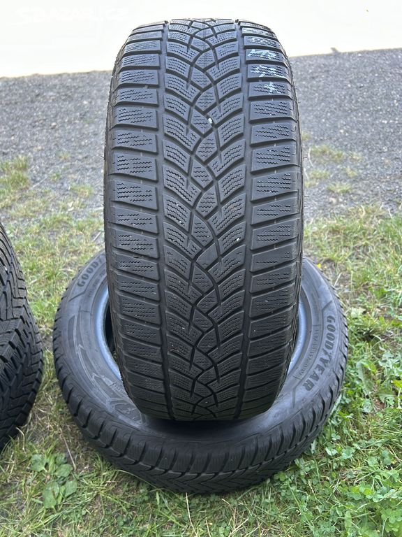 2ks zimní pneu Goodyear 215/55/17