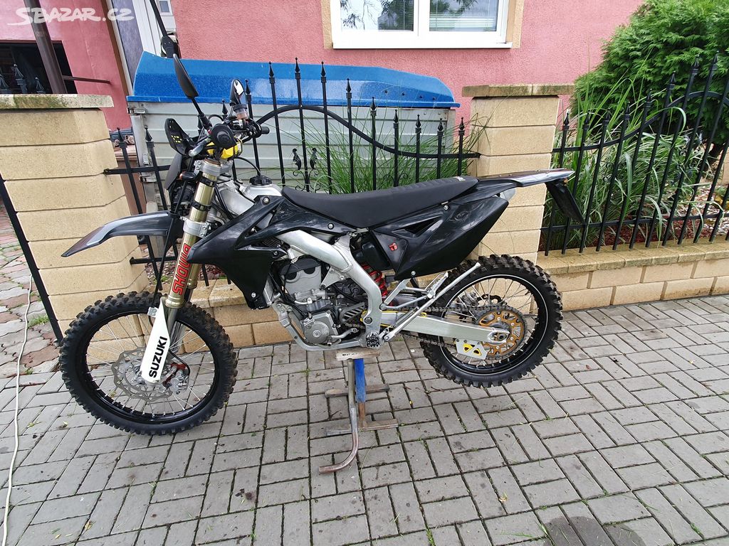 Suzuki RMZ 450 2011 možno postavit i na SPZ