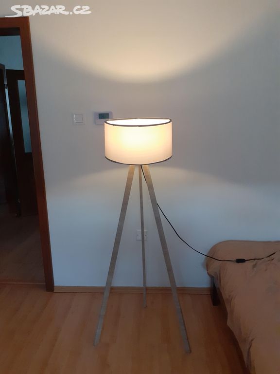 Stojací lampa