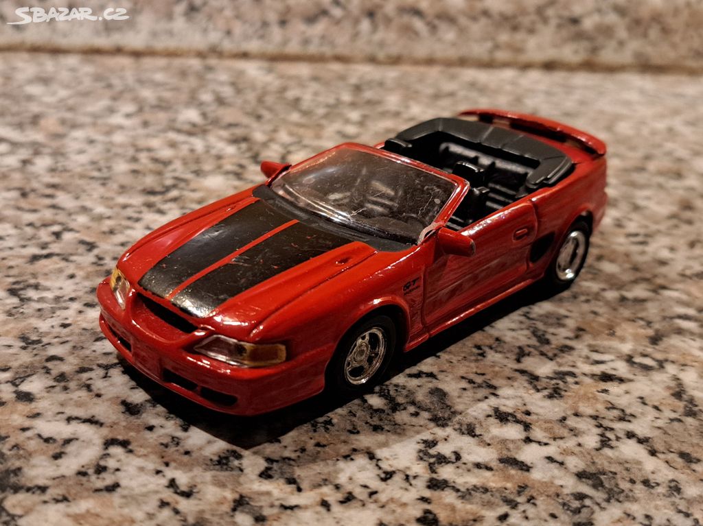 Model Ford Mustang Convertible 1994 od NewRay