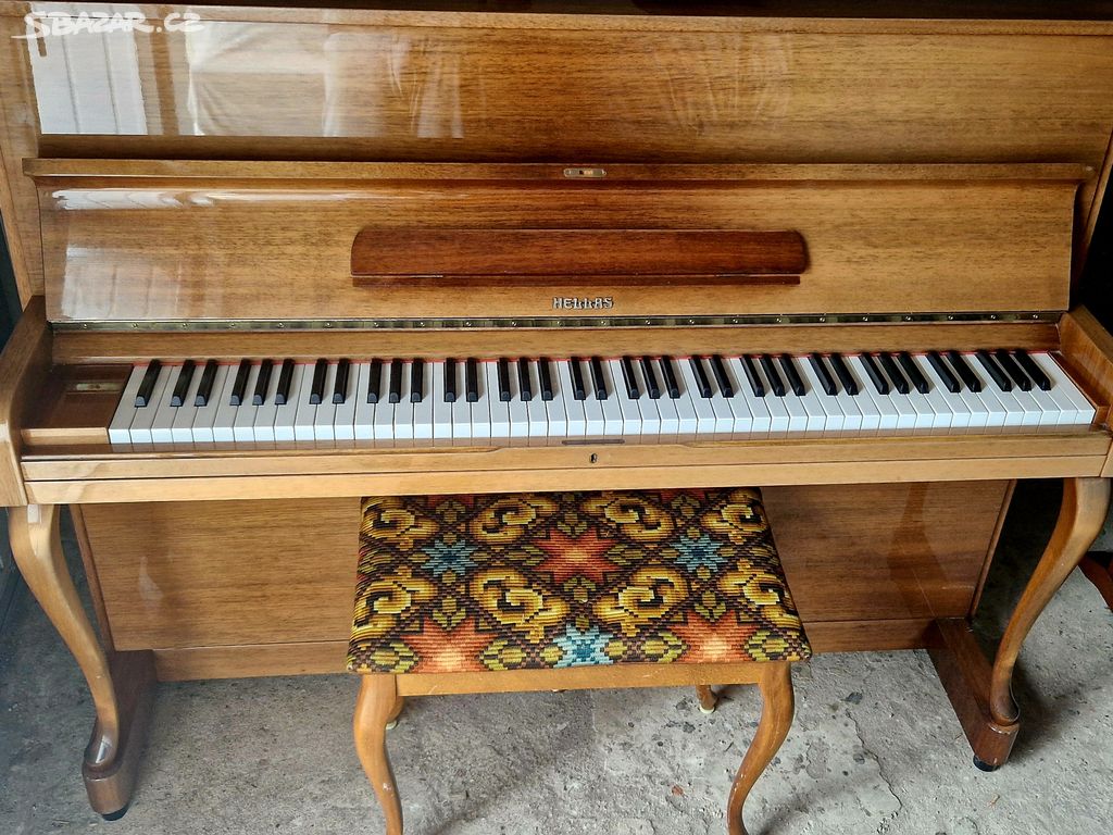 Piano Hellas 115 Chippendale - Renner se židlí