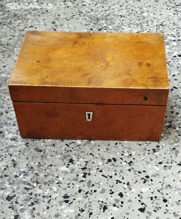 Stará dřevěná truhlička 9.5x22x15 cm.