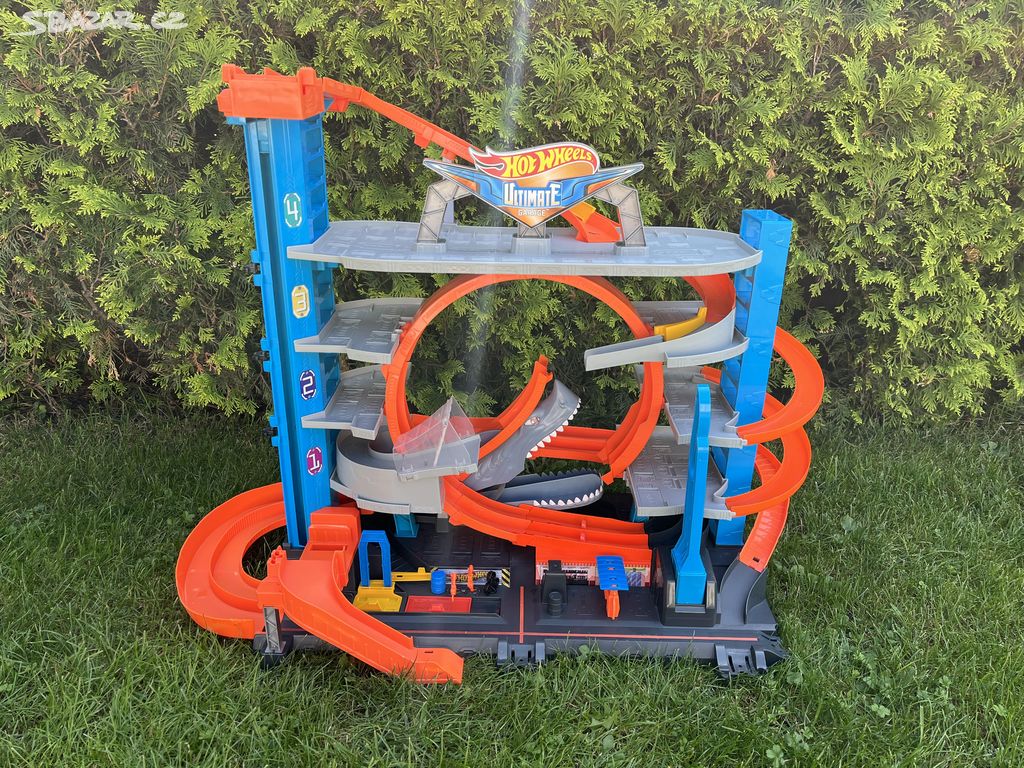 HotWheels garáž se žralokem