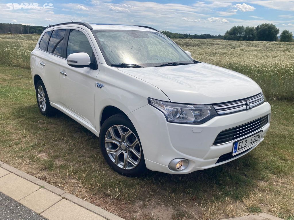 Mitsubishi Outlander 2.0 PHEV málo najeto automat