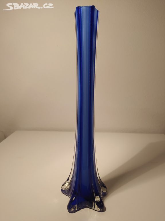Stará retro modrá skleněná váza na jeden květ