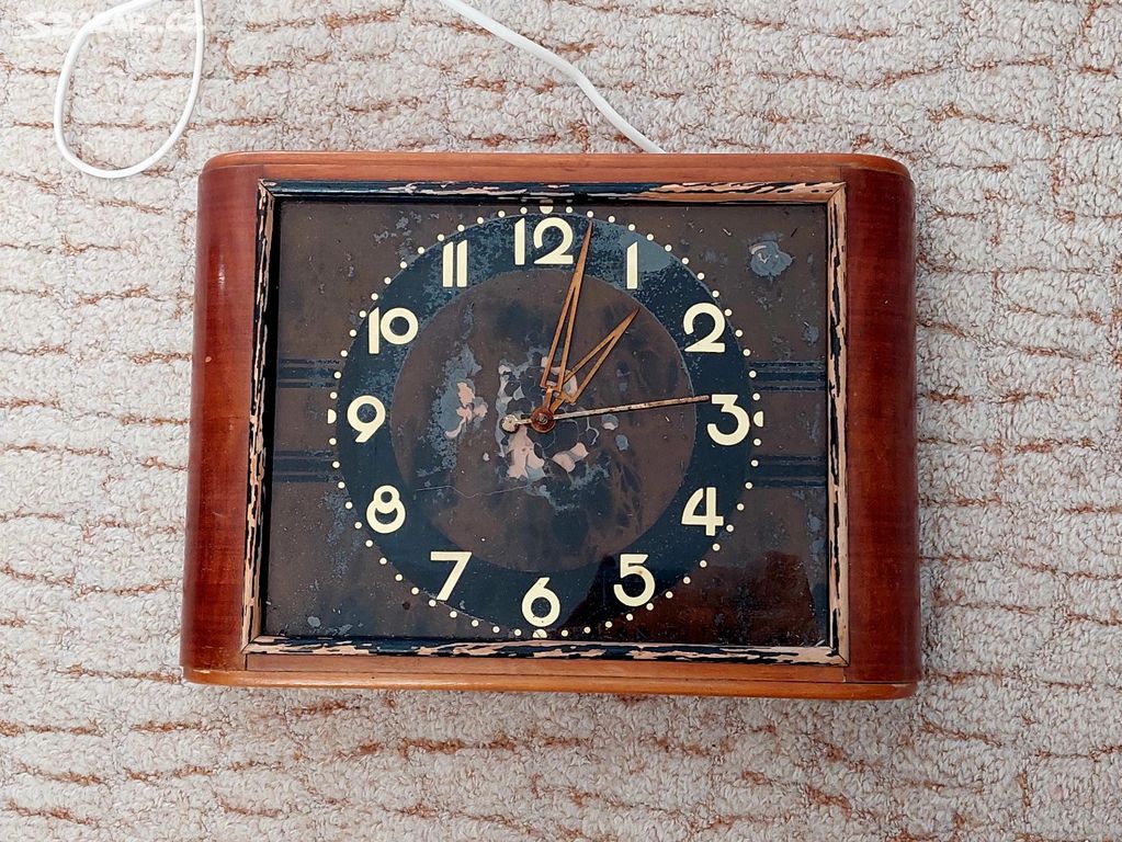 Různé starožitné hodiny