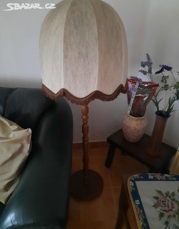 Dřevěná stojací lampa v retro stylu 80 léta