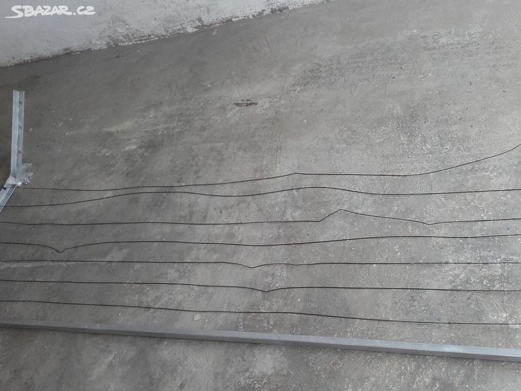 Balkonový sušák z ocelových L profilů, pozinkováno