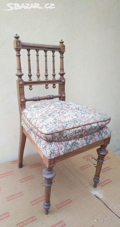 Starožitná dřevěná židle s vysokým sedákem