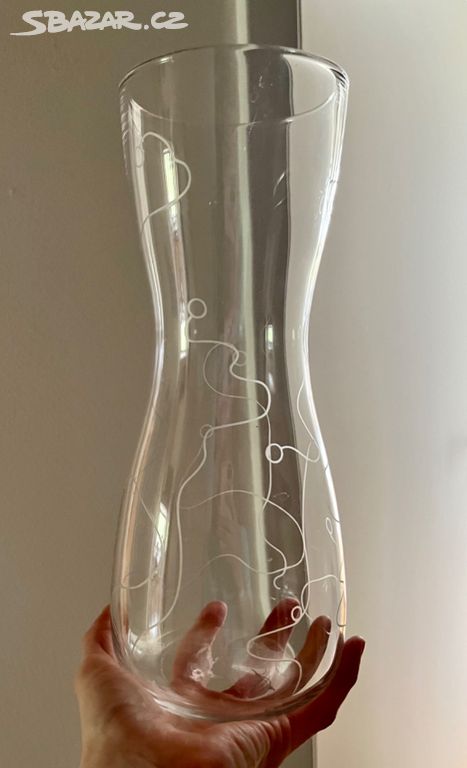 Větší skleněná váza Ikea