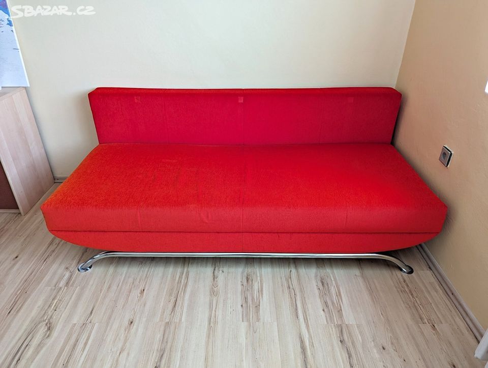Červený rozkládací gauč