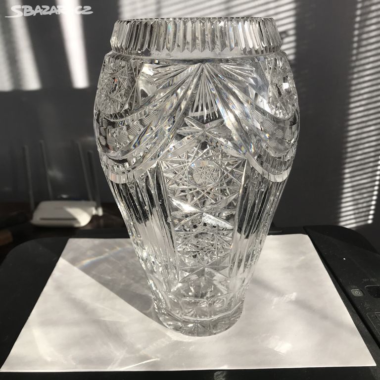 Ručně broušená skleněná váza