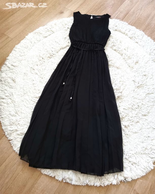 Černé dlouhé plisované šaty S Butik