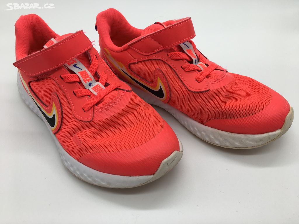 Nike revolution 5 fire 2025