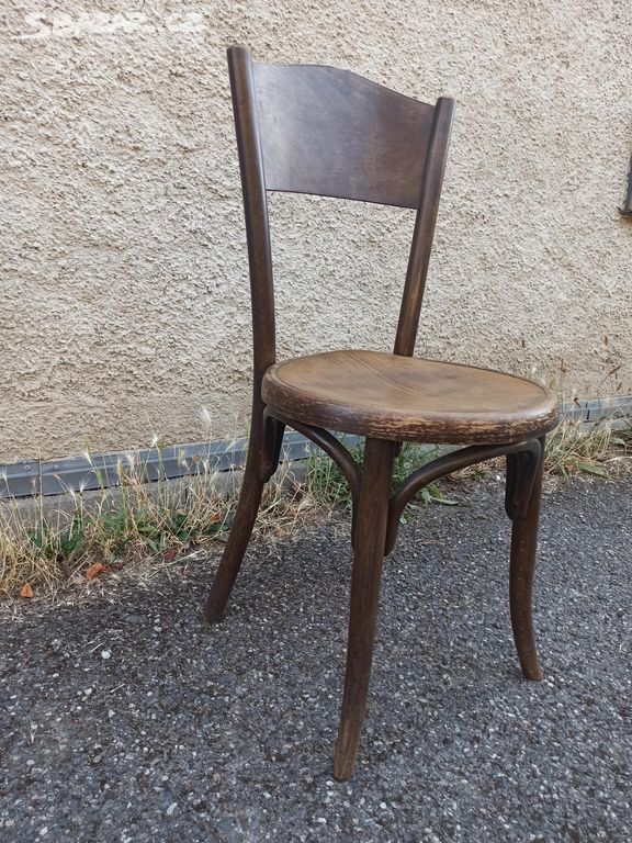 Krásná stará dřevěná židle z ohýbaného dřeva