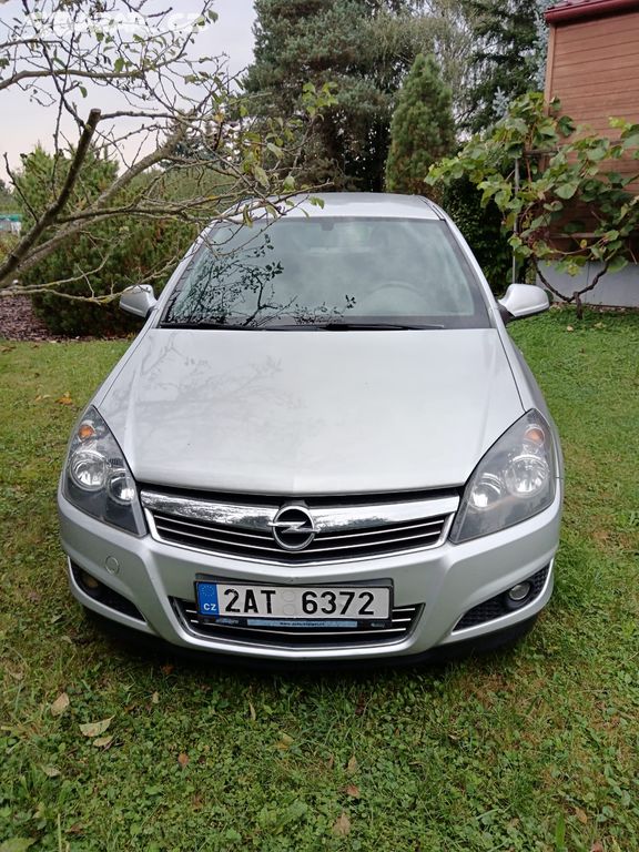 Opel Astra kombi 1.6 85kW, 2012