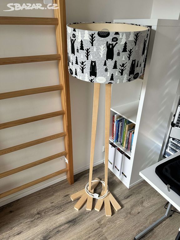 Designová dřevěná stojací lampa Emu pro děti