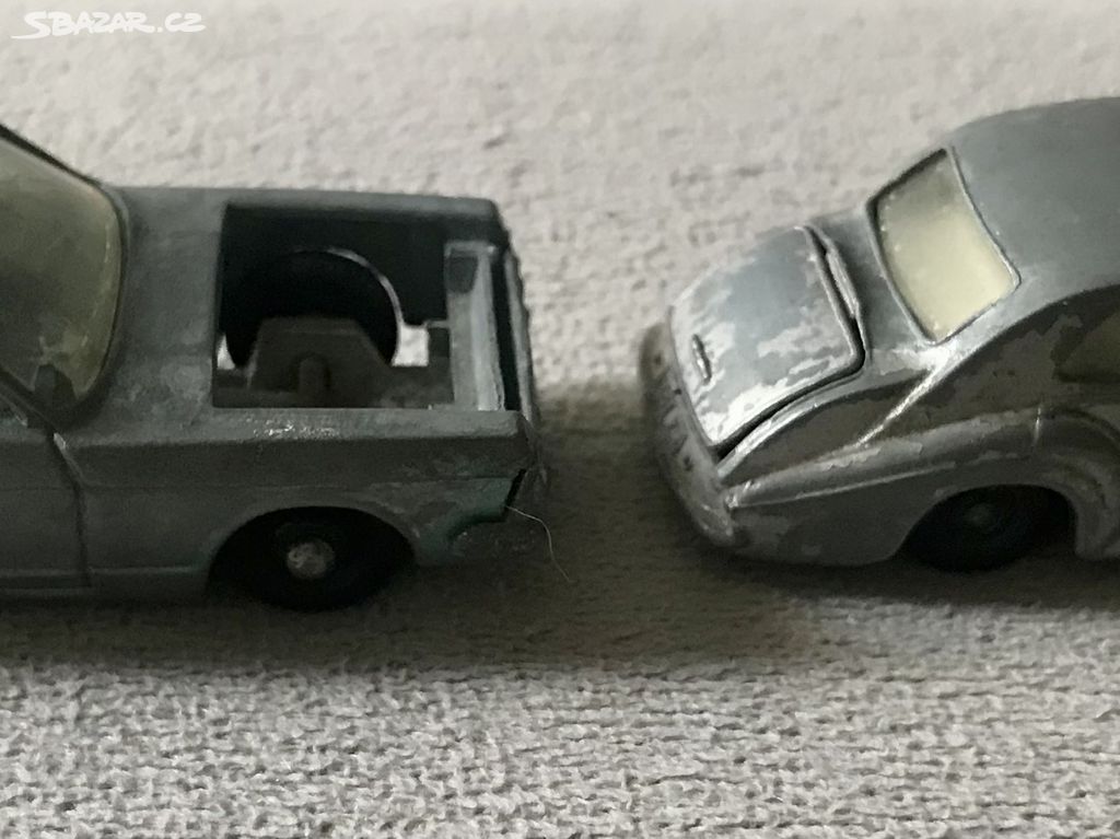 dva staré modely angličáky Matchbox