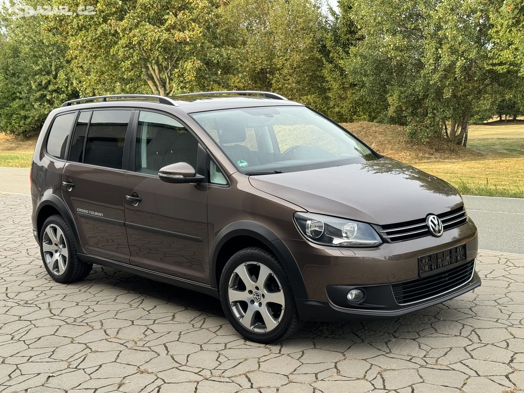 VW Touran CROSS 1.4TSi, 135 tis.km, perfektní stav