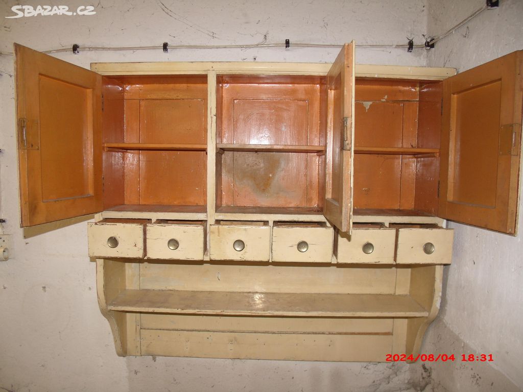 Stará kuchyňská skříňka.