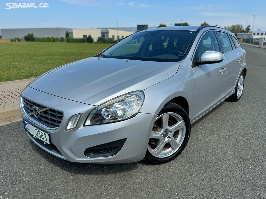 VOLVO V60 2.0 D4 //2011 5VÁLEC NAVI TAŽNÉ ROZVODY