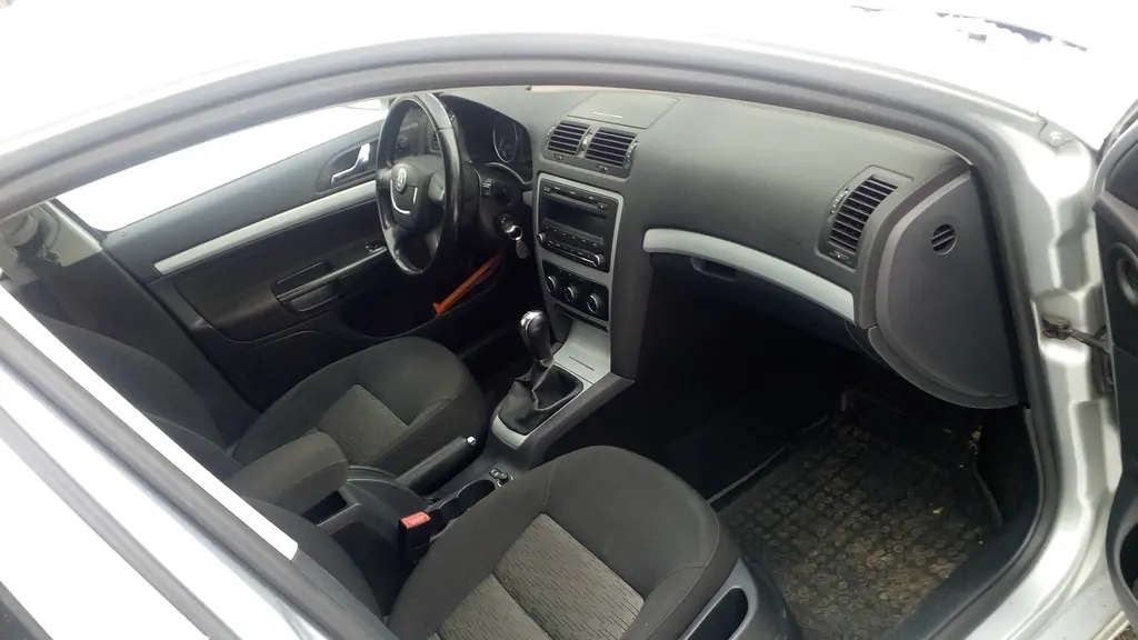Škoda Octavia combi II 1.9 TDI 77 kW elegance-CZ - fotka 4
