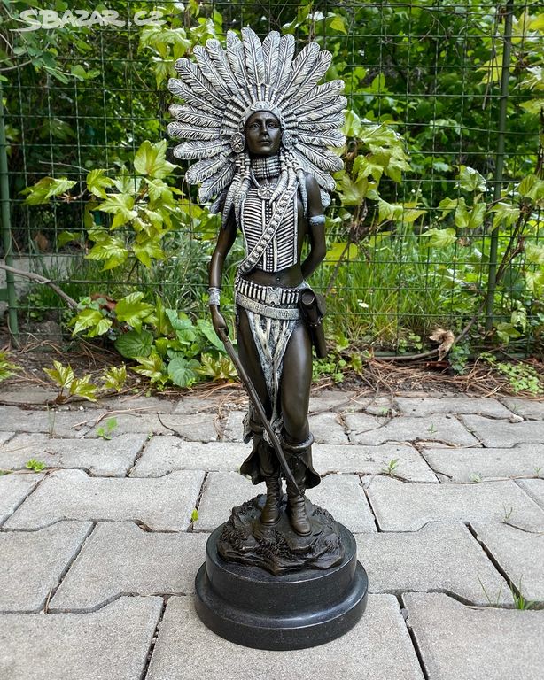 Soška bronzová socha Indiánka s puškou