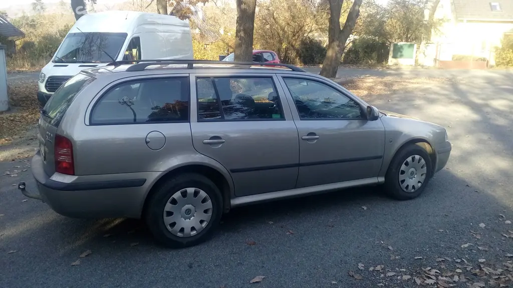 Škoda Octavia combi 1.9 TDI Elegance rv 11/2010-CZ - fotka 4