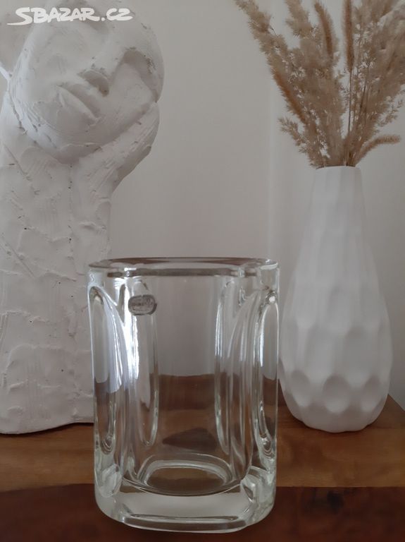 Krásná váza z lisovaného skla - Adolf Matura
