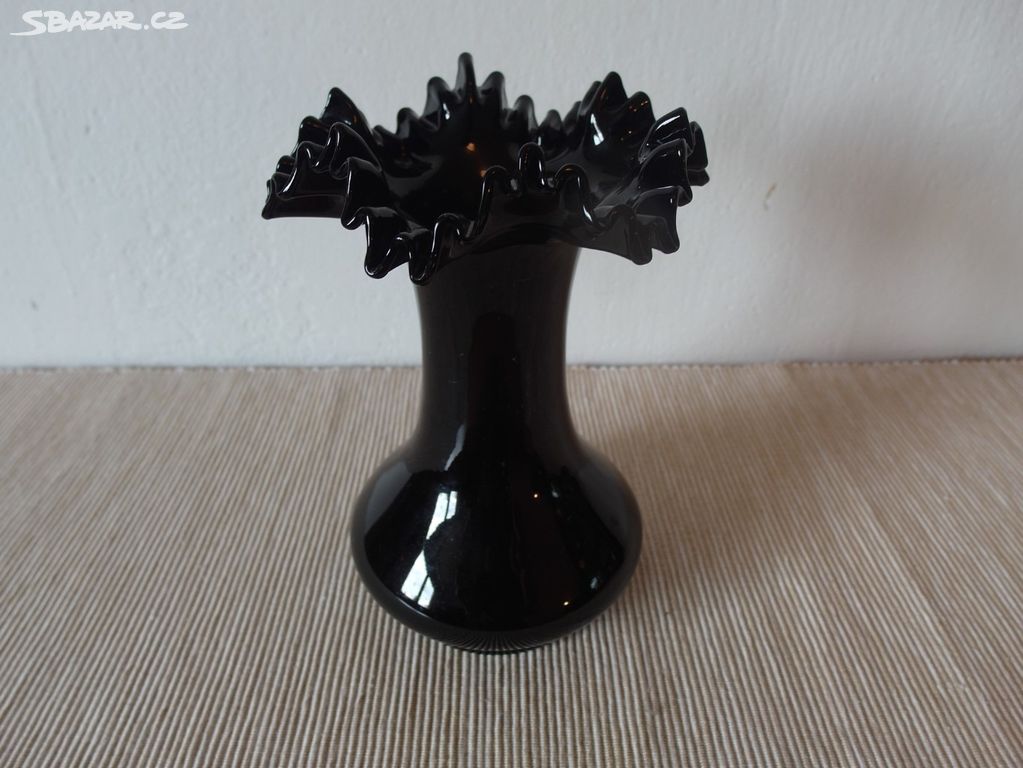 Skleněná váza - černá - výška 20 cm.