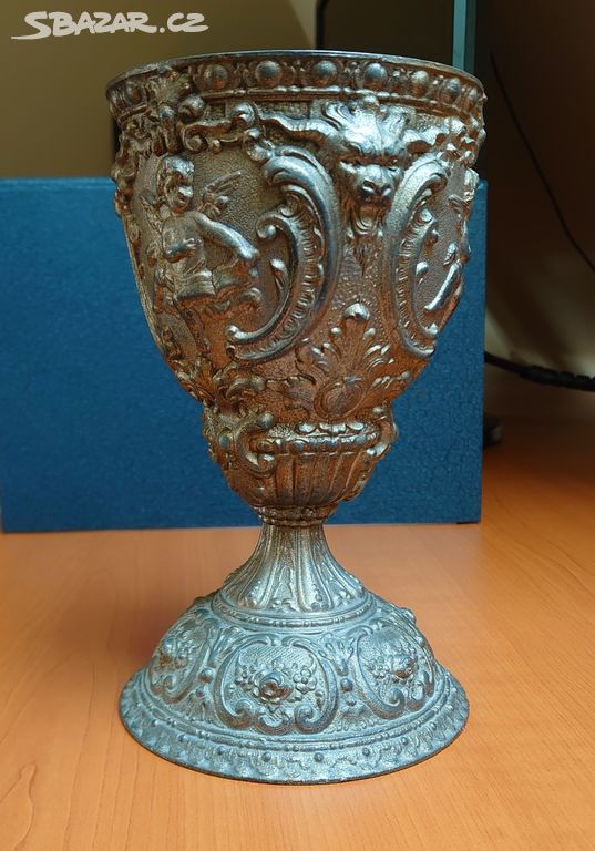 Starý kovový pohár s reliéfem andělíčků