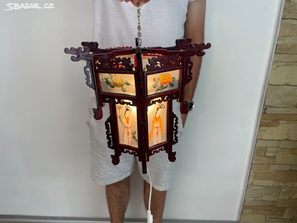 Japonská  ručně vyřezávaná a malovaná lampa GEJŠA