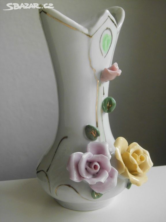 Váza s růžičkami (porcelán, výška 13,5 cm)