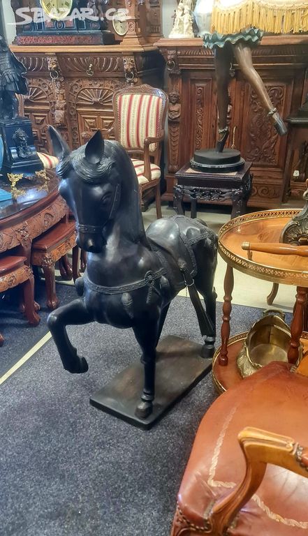 Velká bronzová socha koně