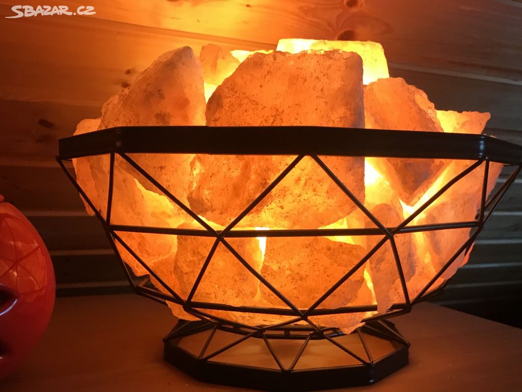 Solná lampa - nádherný kovový koš s krystaly