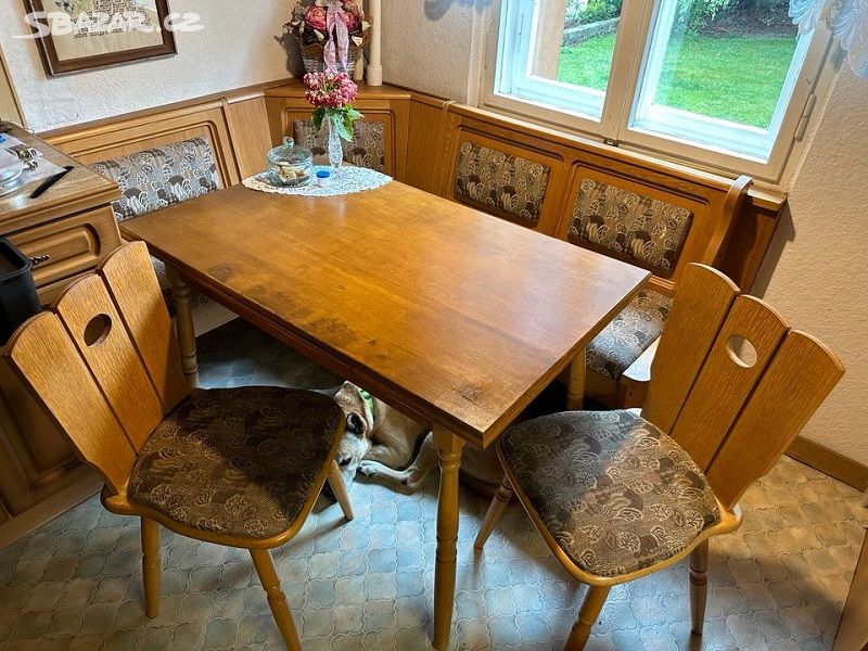Rohová dřevěná lavice, rozkládací stůl a 2 židle