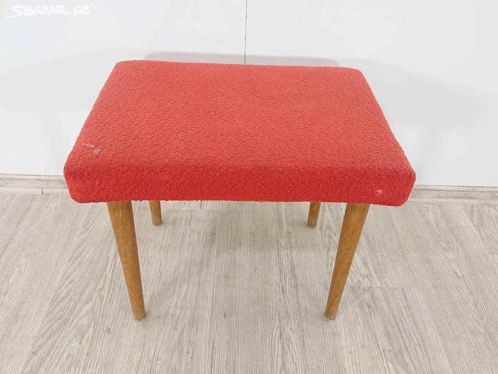 Červená retro stolička