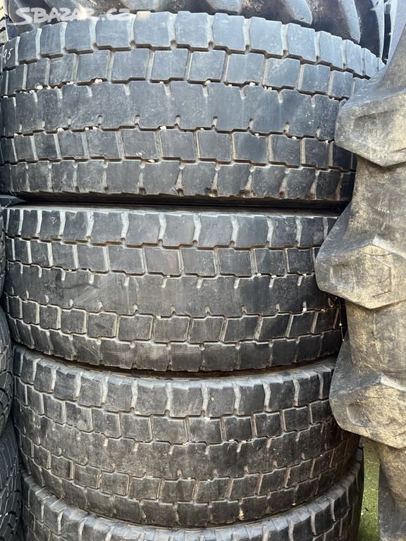 PIRELLI pneu 305/70/R19. 305 70 19.5 305/70R19.5