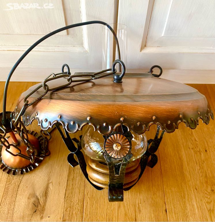 Stará krásná měděná kovaná lampa