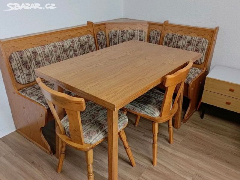 Rohová rustikální lavice, rozkládací stůl a židle