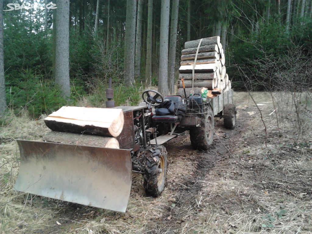 Traktor dom. výroby, 4x4 + sklopný valník