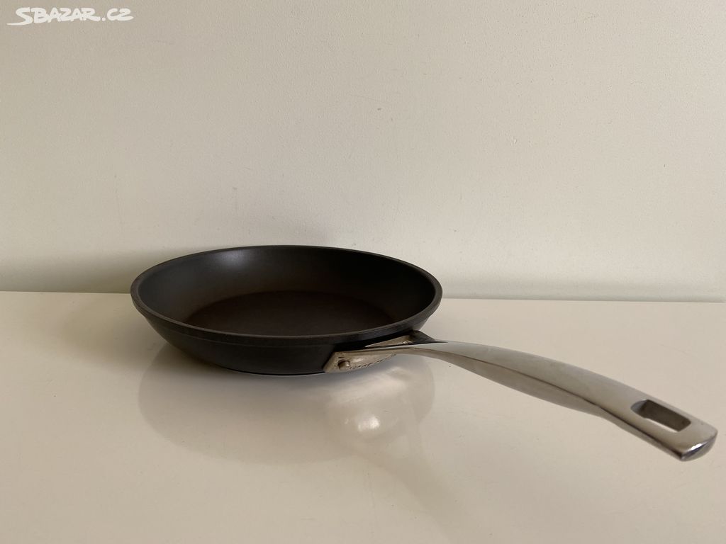 Kvalitní pánev Le Creuset 24 cm nepřilnavý hliník