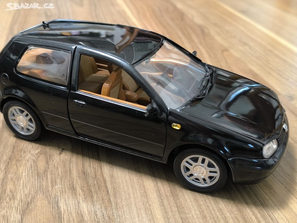 VW Golf IV 1:18 Revell