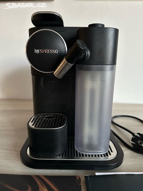 Kavovar Nespresso DeLonghi Gran Lattisima EN650