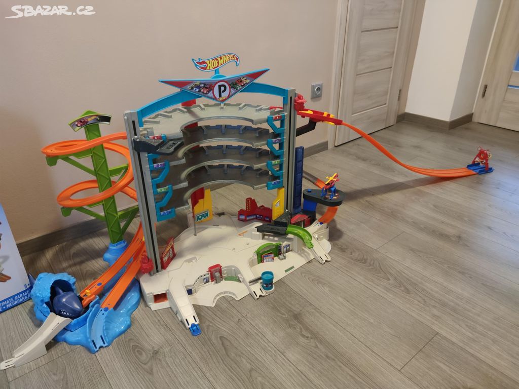 Hot wheels ultimátní mega garáž