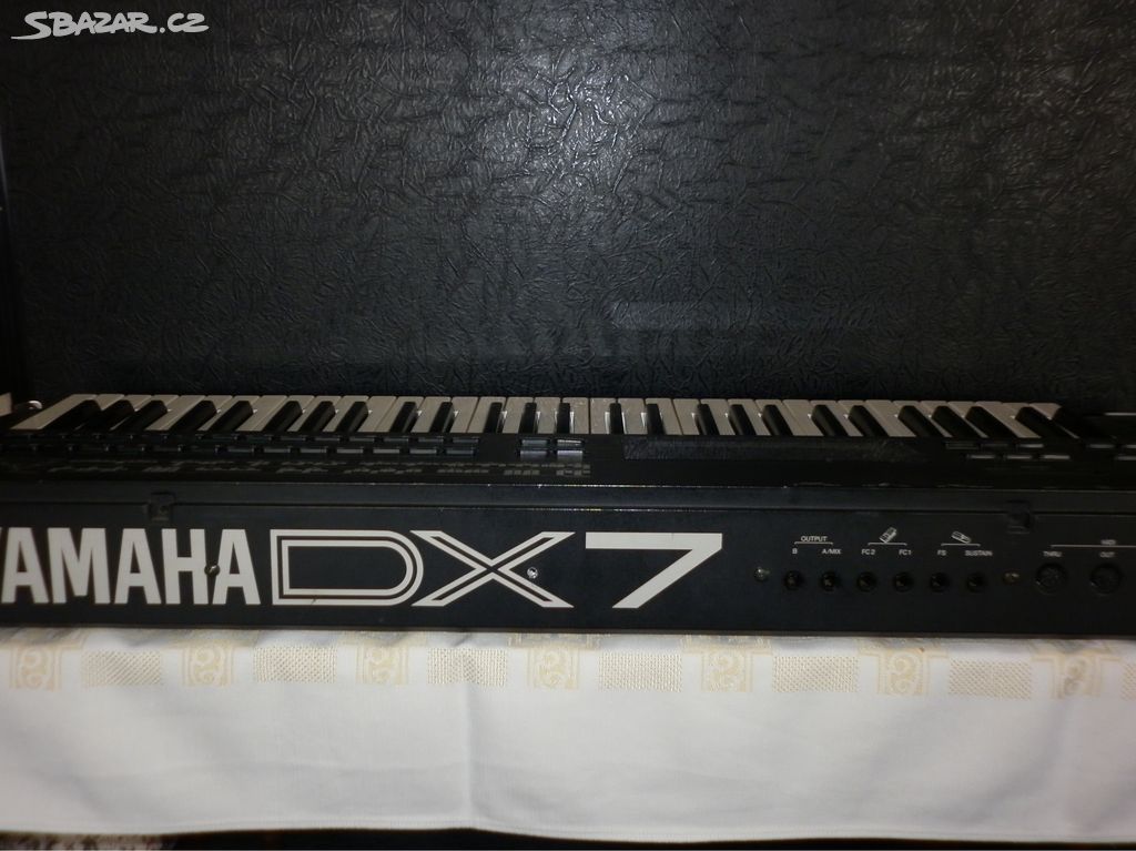 Digitální klávesový syntezátor YAMAHA DX7 II