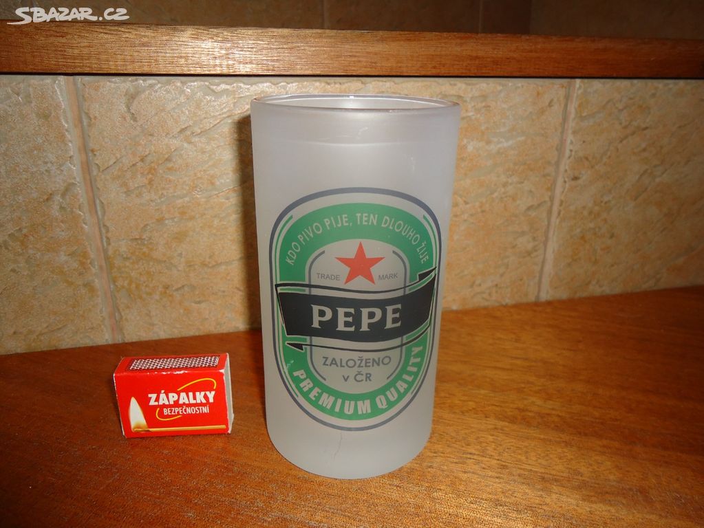 Sklenice s uchem "Pepe" na pivo, matné sklo.