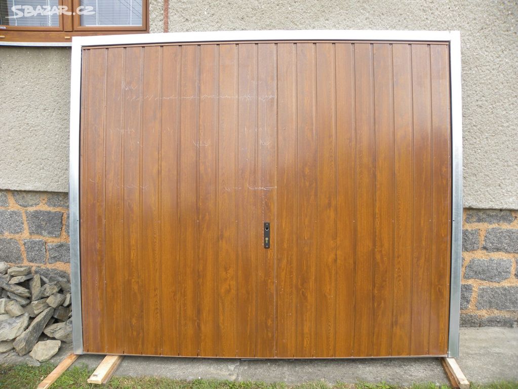 Garážová vrata dvoukřídlá zateplená 2,80 x 2,30