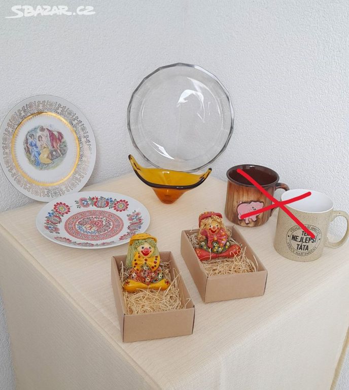 Různé dekorační předměty a talíře